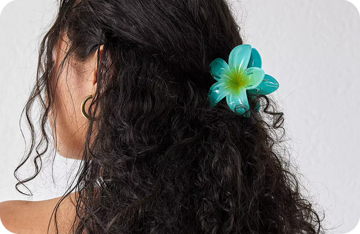 The Art of Winter Styling: How to Use Hair Accessories to Enhance Your Curls