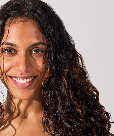 Image highlighting curls after using anti-frizz hair care products